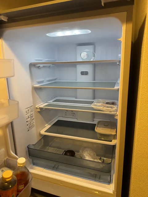 374Lの冷蔵室 食材を入れても上段はスカスカ